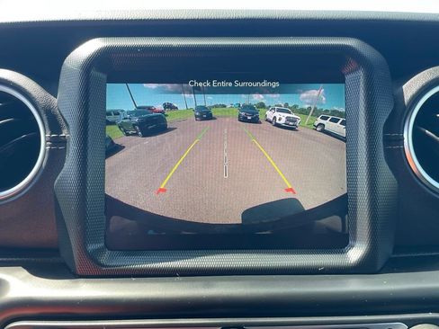 Used 2022 Jeep Wrangler Unlimited Sahara w/ Cold Weather Group AWD/4WD image 6