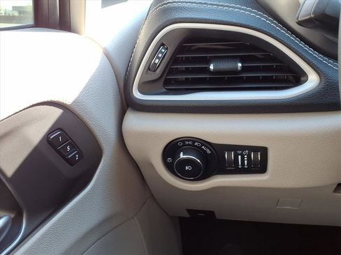 Used 2022 Chrysler Pacifica Touring-L image 15