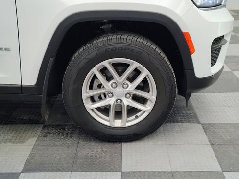 Used 2023 Jeep Grand Cherokee Laredo w/ Luxury Tech Group I AWD/4WD image 12