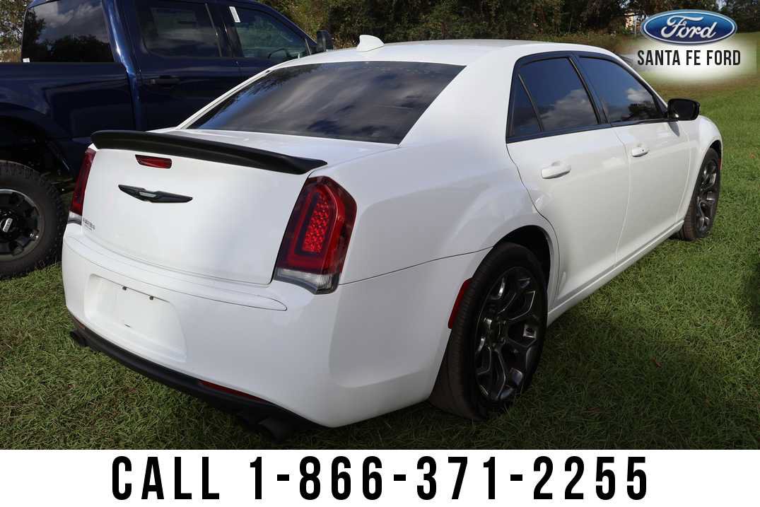 Used 2018 Chrysler 300 Touring w/ Sport Appearance Package RWD image 3