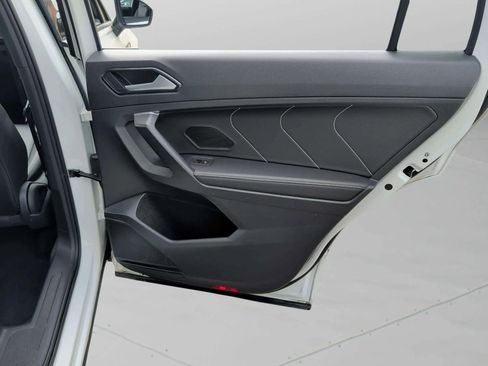 Used 2022 Volkswagen Tiguan SE R-Line image 36