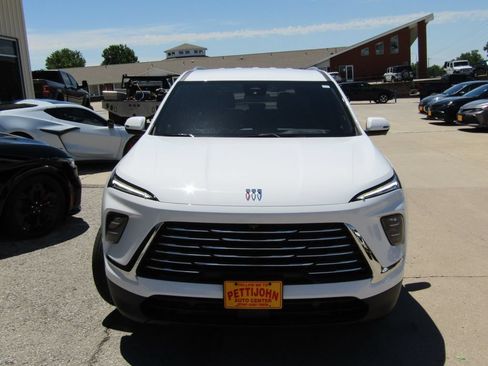 Used 2025 Buick Enclave Preferred AWD/4WD image 13
