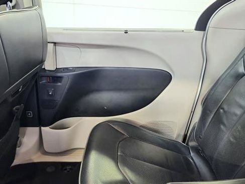Used 2019 Chrysler Pacifica Limited FWD image 25