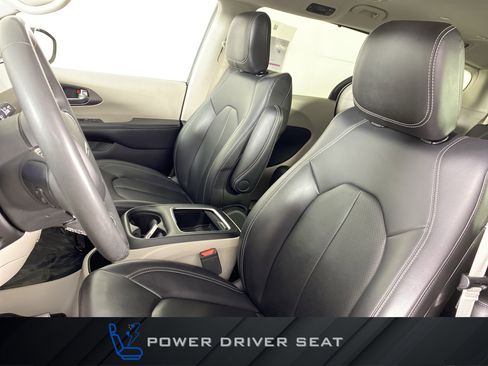 Used 2023 Chrysler Pacifica Touring-L image 16