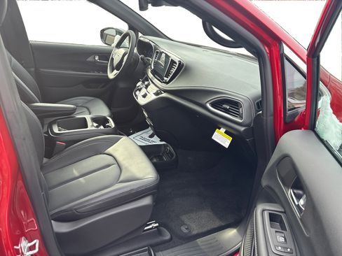 New 2026 Chrysler Pacifica Select image 19