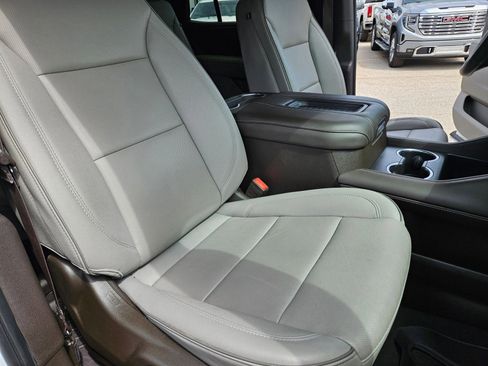 Used 2024 GMC Yukon SLT w/ SLT Luxury Package image 29