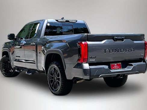 Used 2022 Toyota Tundra SR5 w/ SR5 Convenience Package AWD/4WD image 4