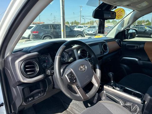 Used 2018 Toyota Tacoma SR5 RWD image 8
