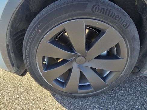 Used 2021 Tesla Model Y Long Range image 9