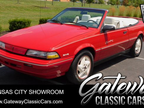Used 1992 Pontiac Sunbird SE image 1