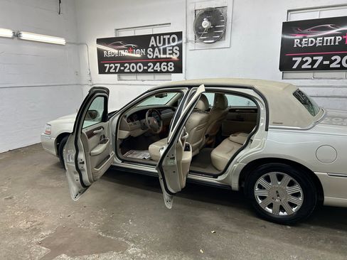 Used 2004 Lincoln Town Car Ultimate image 10
