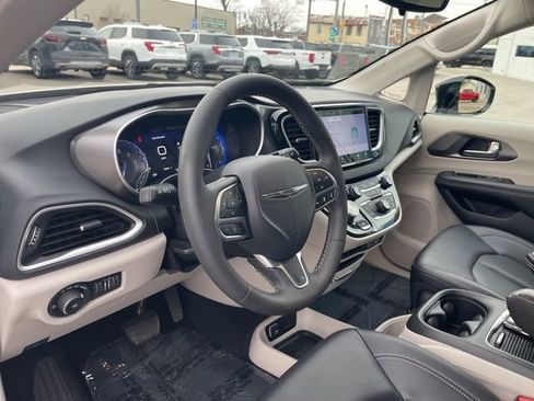 Used 2024 Chrysler Pacifica Touring-L image 14