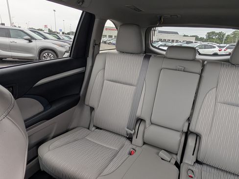 Used 2017 Toyota Highlander Plus AWD/4WD image 12