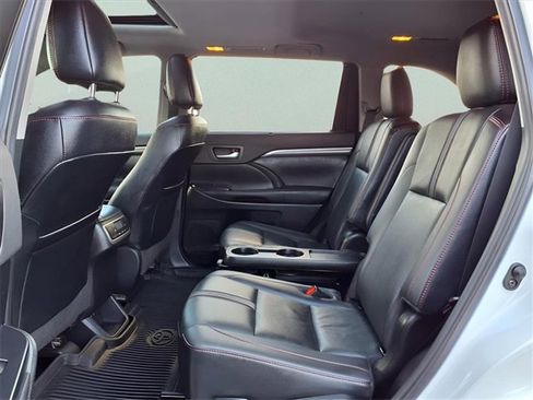 Used 2019 Toyota Highlander SE image 13