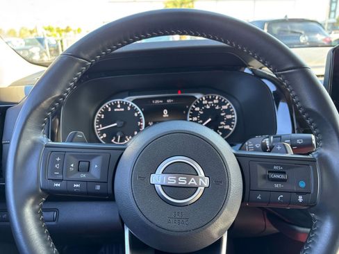 Used 2025 Nissan Pathfinder SV image 28