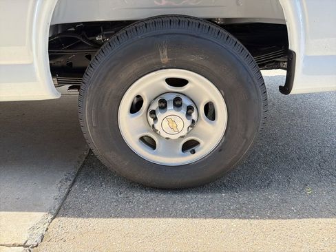 New 2026 Chevrolet Express 3500 RWD image 27