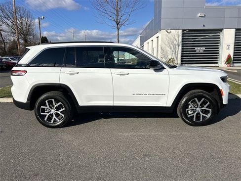 Certified 2024 Jeep Grand Cherokee Limited image 9