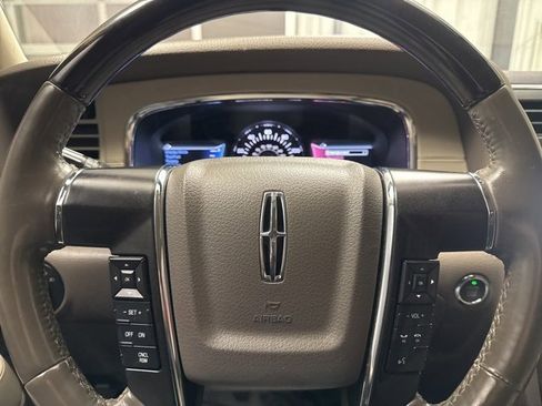 Used 2017 Lincoln Navigator Select image 12