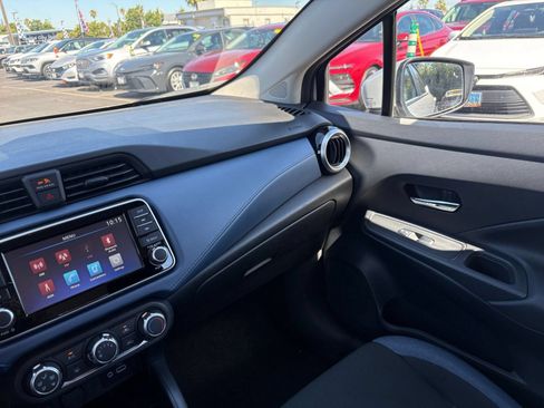 Used 2025 Nissan Versa SV FWD image 33