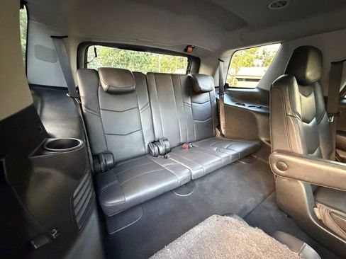 Used 2018 Cadillac Escalade Luxury RWD image 12