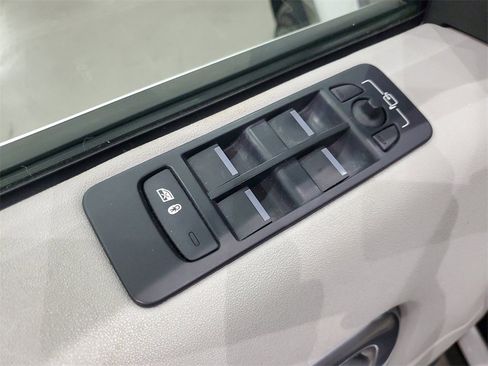 Used 2018 Land Rover Discovery Sport SE image 17