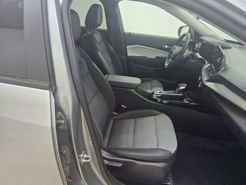Used 2025 Chevrolet Trax LT w/ LT Convenience Package FWD image 21