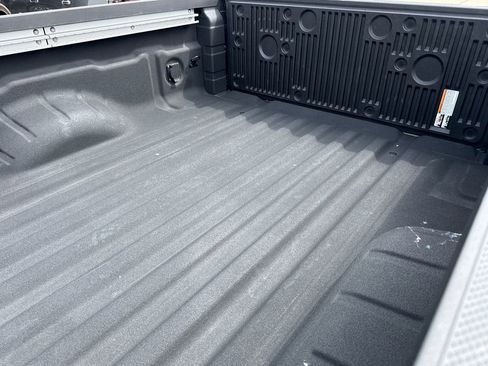 Used 2024 Nissan Frontier SV image 11