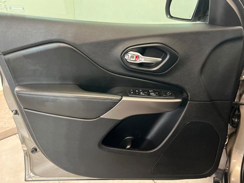 Used 2019 Jeep Cherokee Latitude Plus AWD/4WD image 15