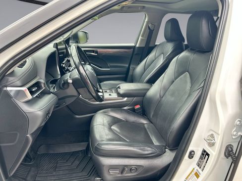Used 2022 Toyota Highlander Limited FWD image 11