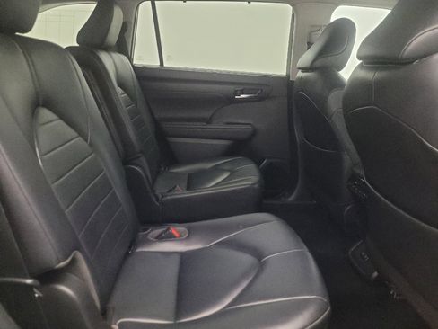 Used 2020 Toyota Highlander XLE FWD image 19