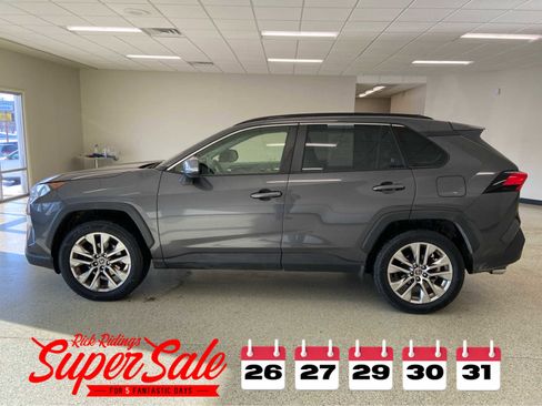 Used 2019 Toyota RAV4 XLE Premium image 10