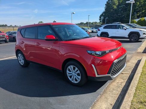 Used 2025 Kia Soul LX FWD image 2