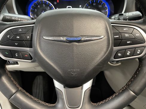 Used 2018 Chrysler Pacifica Touring-L Plus w/ Advanced Safetytec Group FWD image 19