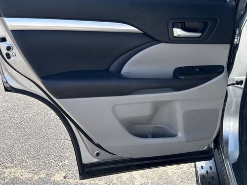 Used 2016 Toyota Highlander XLE FWD image 23