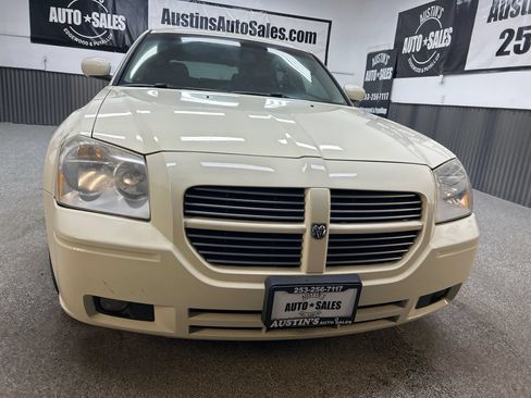 Used 2005 Dodge Magnum R/T w/ Convenience Group II RWD image 2
