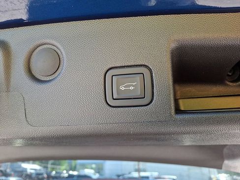 Used 2023 Chevrolet Equinox Premier AWD/4WD image 34