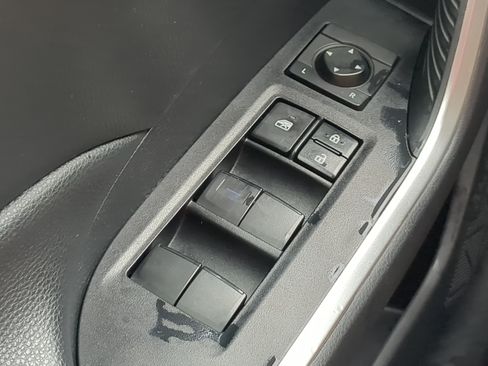 Used 2019 Toyota RAV4 XLE w/ Convenience Package FWD image 22