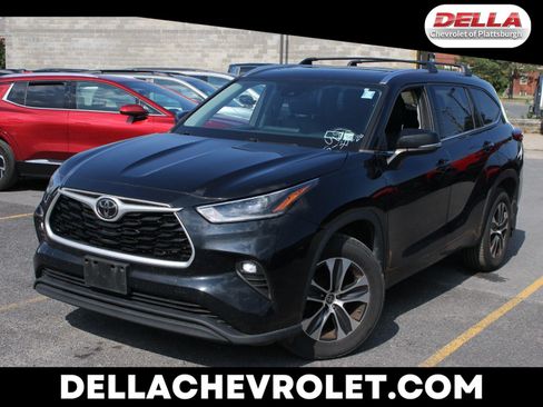 Used 2021 Toyota Highlander XLE AWD/4WD image 1