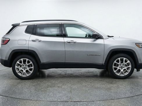 Used 2025 Jeep Compass Limited image 11