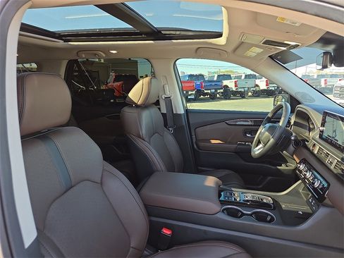 Used 2025 Honda Pilot Elite image 12