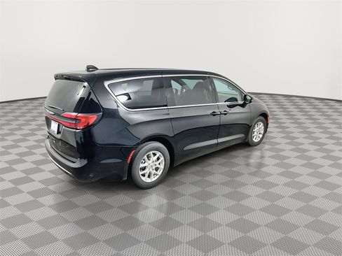 Used 2024 Chrysler Pacifica Touring-L image 8