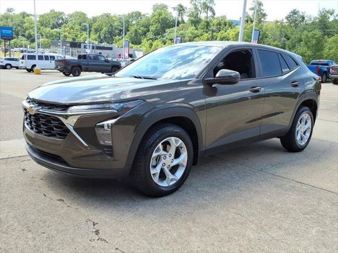 Used 2024 Chevrolet Trax LS w/ LS Convenience Package FWD image 4
