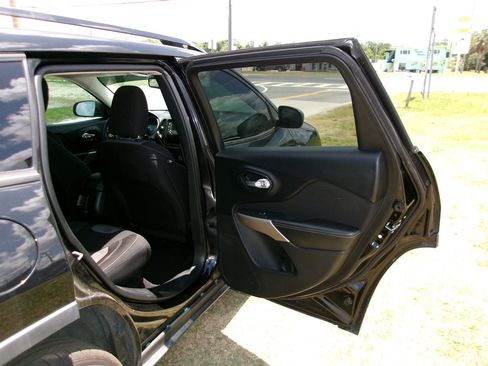 Used 2017 Jeep Cherokee Sport FWD image 19