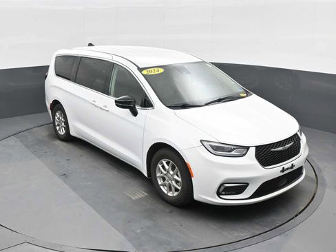 Used 2024 Chrysler Pacifica Touring-L image 10