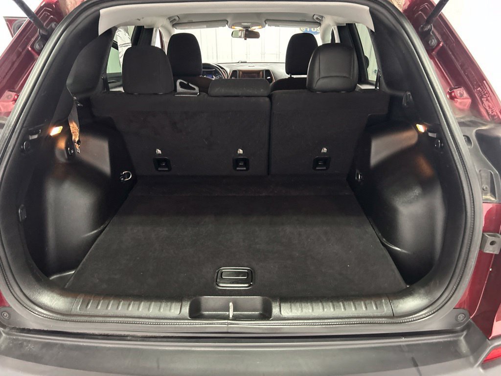 Used 2019 Jeep Cherokee Latitude w/ Cold Weather Group FWD image 11