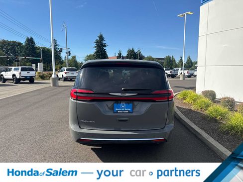 Used 2025 Chrysler Pacifica Select FWD image 5