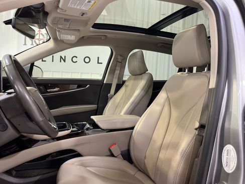 Used 2023 Lincoln Nautilus Reserve image 9