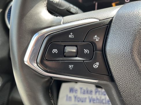 Used 2025 Chevrolet Trax LT w/ LT Convenience Package FWD image 19