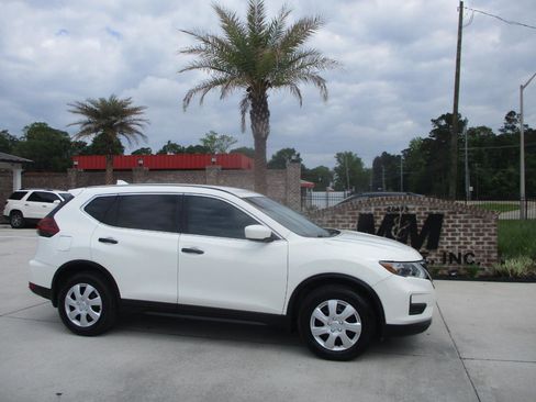 Used 2019 Nissan Rogue S image 1