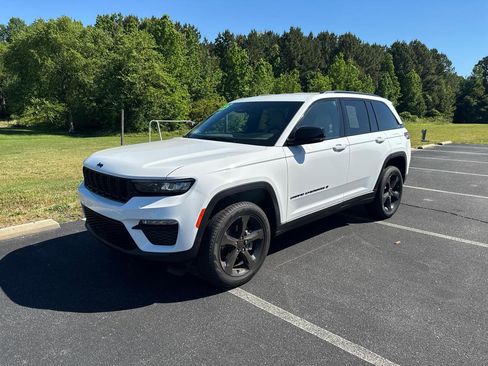Used 2025 Jeep Grand Cherokee Limited w/ Black Appearance Package AWD/4WD image 12